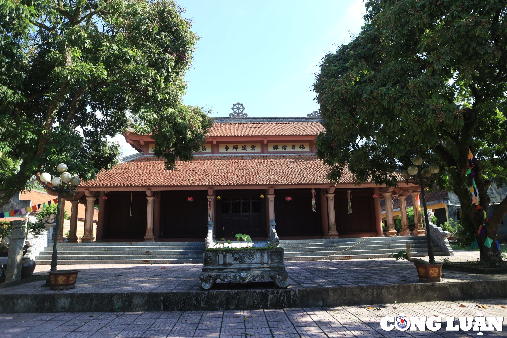 Chùa Linh Thông được xây dựng theo lối kiến trúc Nội công ngoại quốc, với vật liệu chính là gỗ lim, tường xây bằng gạch Bát Tràng, mái lợp ngói mũi hài.