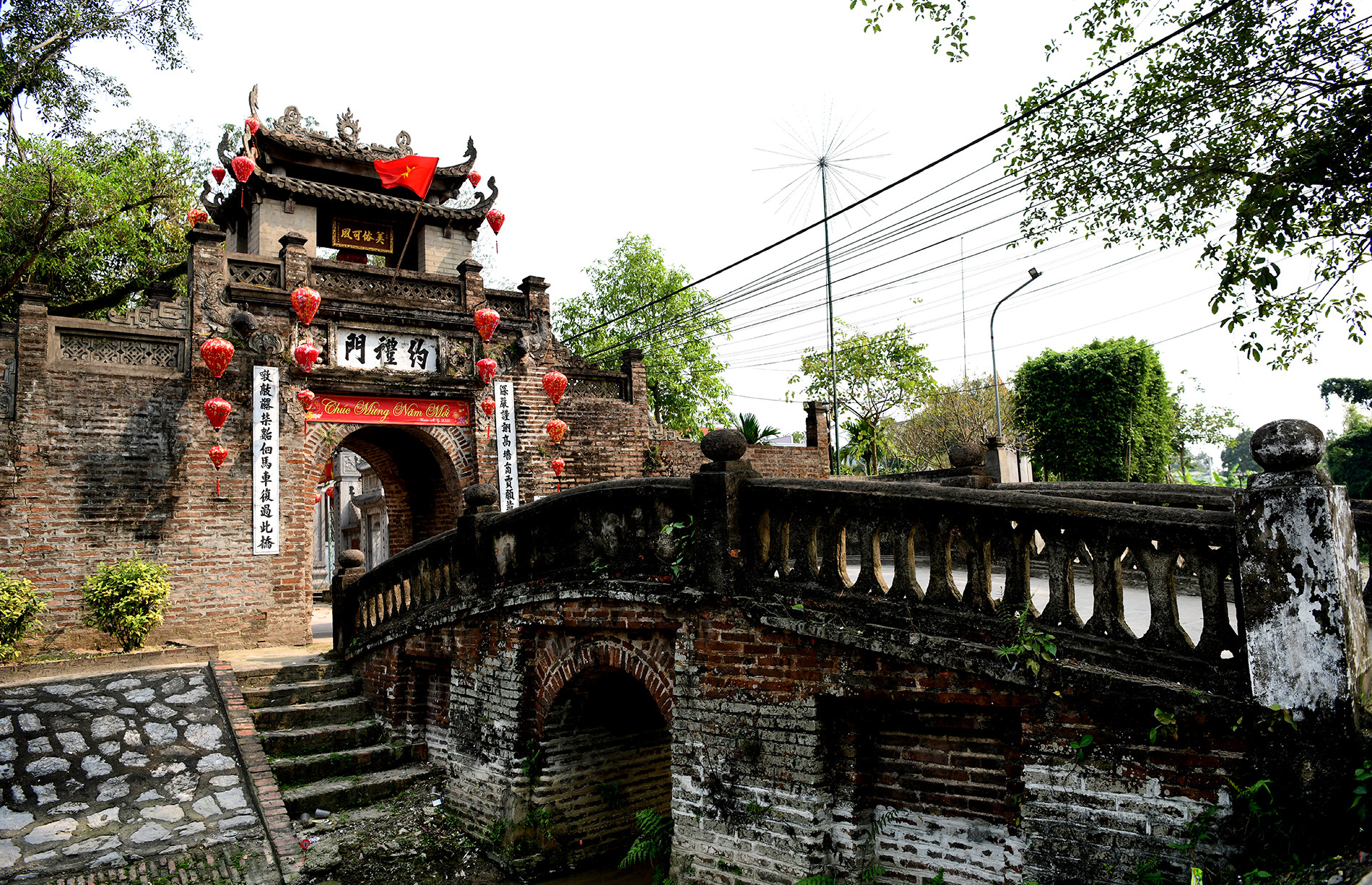 Cổng làng Ước Lễ (xã Tân Ước, huyện Thanh Oai, Hà Nội) bề thế, uy nghi như một chứng nhân lặng lẽ của lịch sử. Nguồn Báo Nhân dân