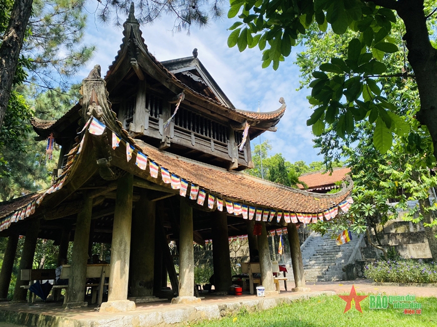 Gác chuông cổ tự Trăm Gian, thôn Tiên Lữ, huyện Chương Mỹ được xây dựng theo lối cổ truyền 2 tầng, chồng diêm 8 mái.