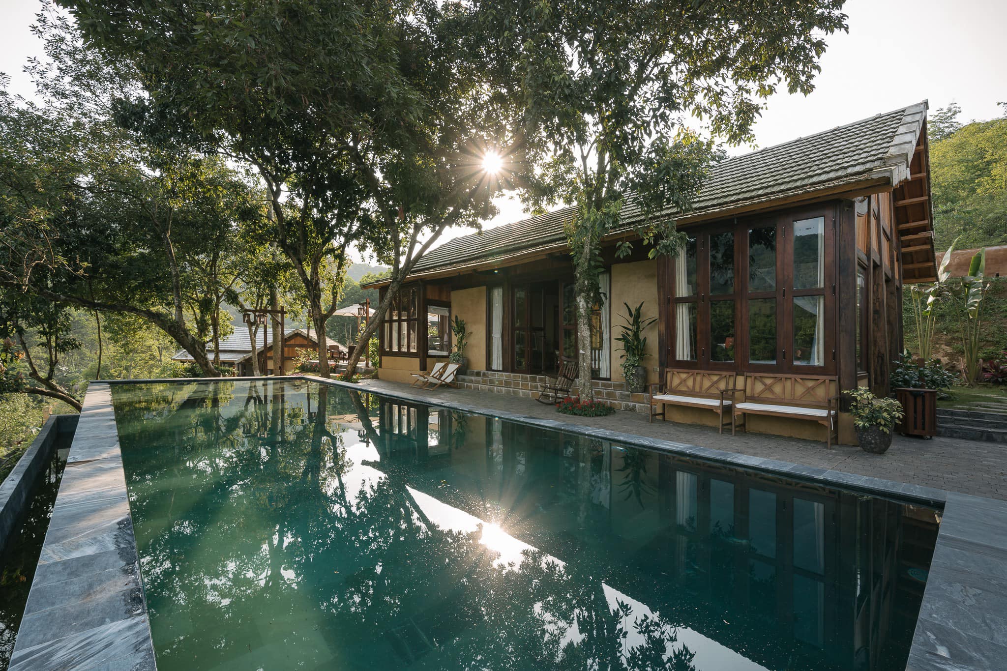 Lily's Home Retreat Thạch Thất với thiết kế mái ngói - kiến trúc đặc trưng tại đồng bằng Bắc Bộ