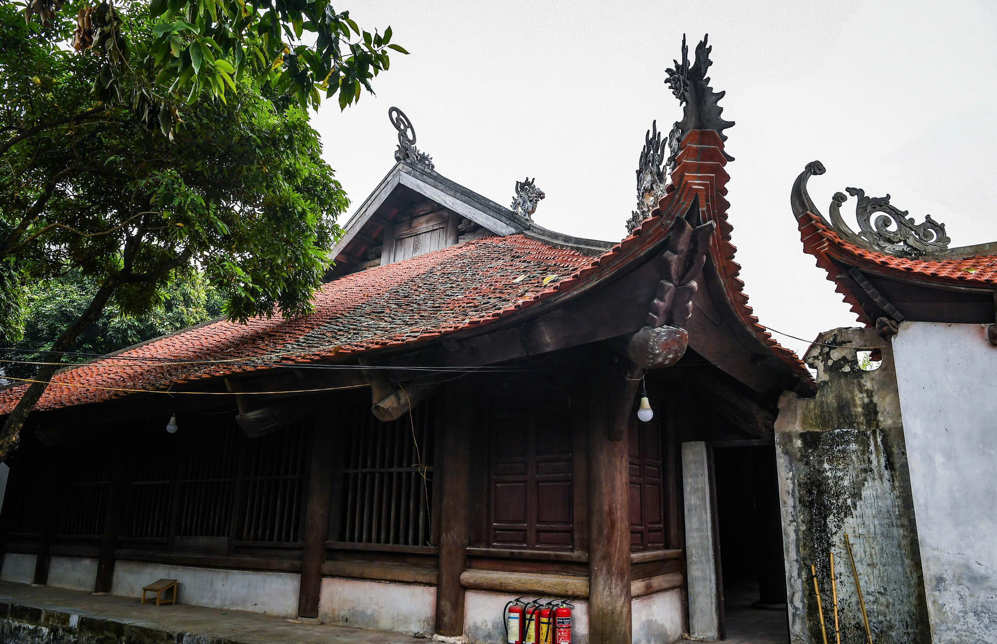 Nhìn từ phía bên ngoài, toàn bộ cấu kiện nguyên thủy được làm bằng gỗ xoan với mái lớn, thân thấp, phù hợp với cả không gian, khí hậu, hoàn cảnh