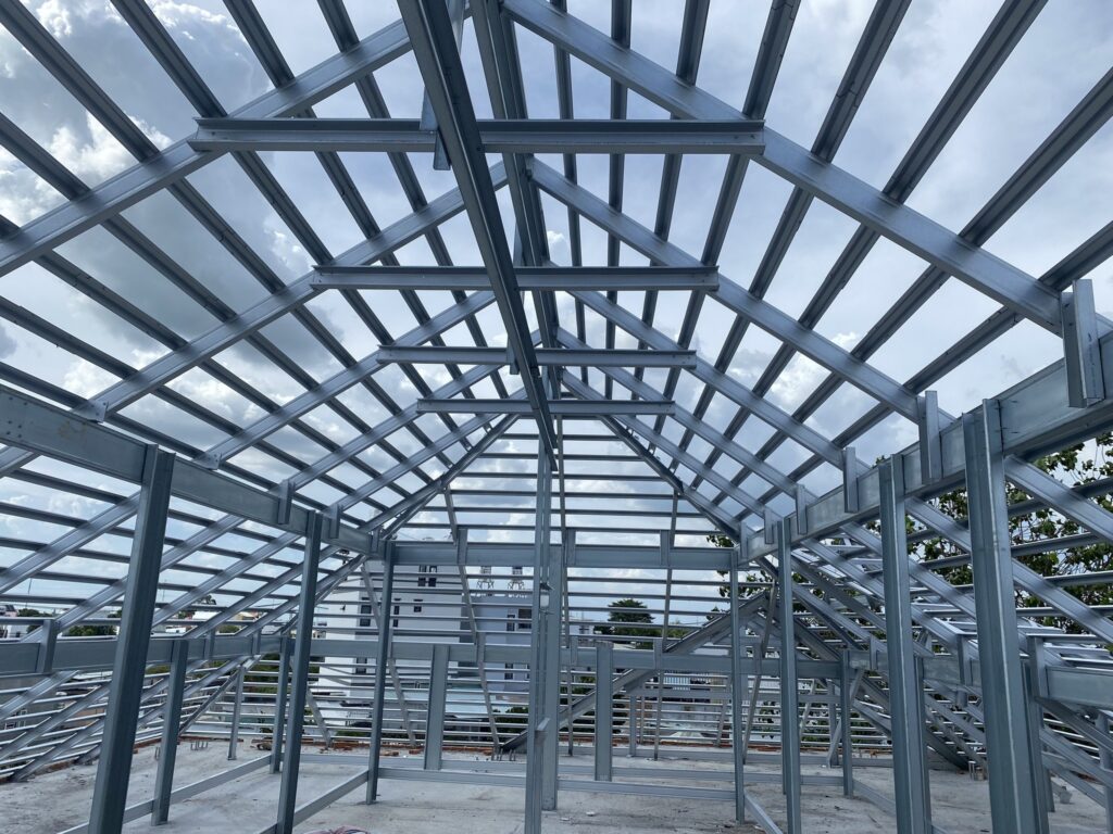 Khung kèo thép mạ nhẹ là gì? Ưu – nhược điểm & Khi nào nên sử dụng?